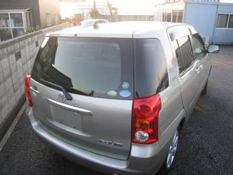 2004 Toyota Raum Photos