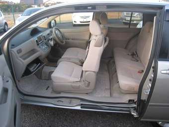 2004 Toyota Raum Pictures