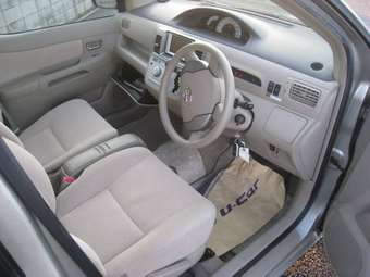 2004 Toyota Raum Photos