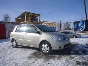 2004 Toyota Raum Images