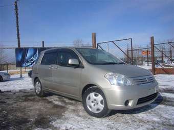 2004 Toyota Raum Photos