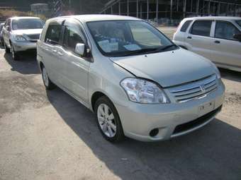 2004 Toyota Raum Pictures