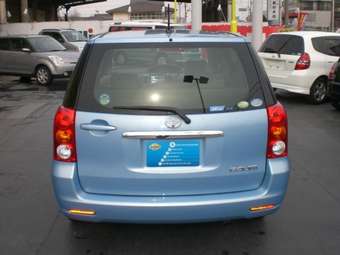 2004 Toyota Raum Pictures