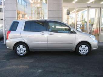 2004 Toyota Raum Images