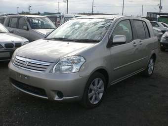 2004 Toyota Raum Pictures