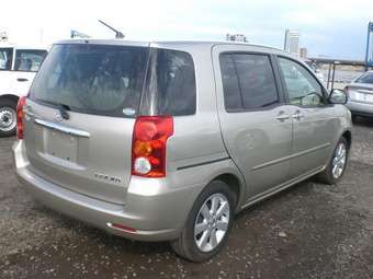 2004 Toyota Raum Photos