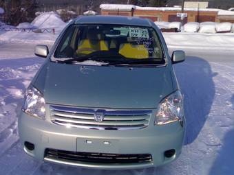 2004 Toyota Raum Pictures