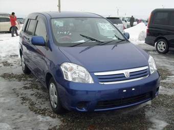 2004 Toyota Raum Photos