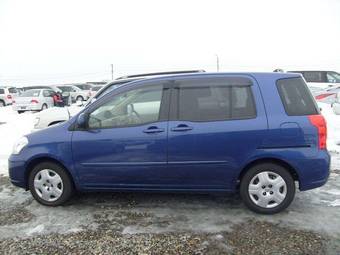 2004 Toyota Raum Images