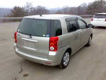 2004 Toyota Raum Pictures