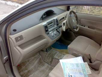 2004 Toyota Raum Pictures