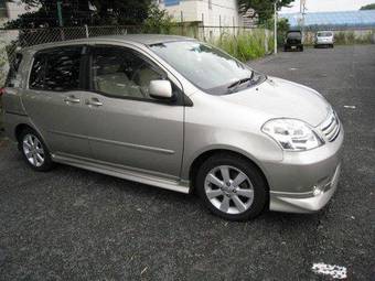 2004 Toyota Raum Images