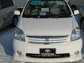 2004 Toyota Raum Pictures