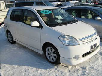 2004 Toyota Raum Pictures