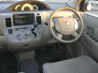 2004 Toyota Raum Photos