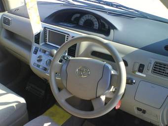 2004 Toyota Raum Pictures