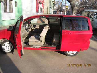 2004 Toyota Raum Pictures