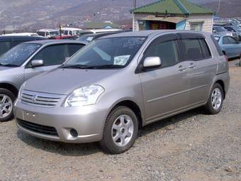 2004 Toyota Raum Images