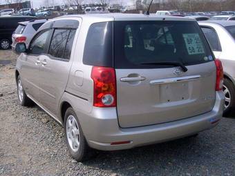 2004 Toyota Raum Pictures