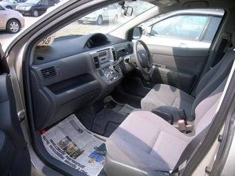 2004 Toyota Raum Pictures