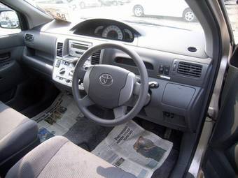 2004 Toyota Raum Photos