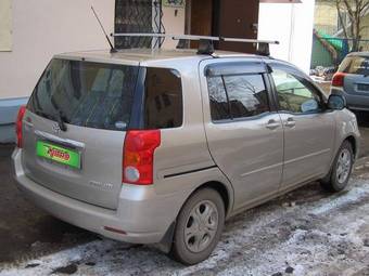 2004 Toyota Raum Photos