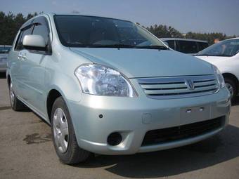 2004 Toyota Raum Photos