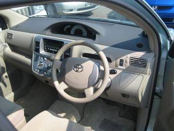 2004 Toyota Raum Photos