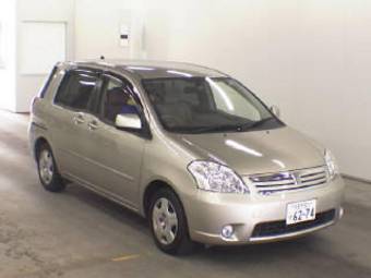 2004 Toyota Raum Photos