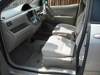 2004 Toyota Raum Pictures