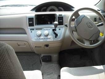 2004 Toyota Raum Photos