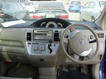 2004 Toyota Raum Photos