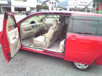 2004 Toyota Raum Images