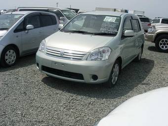 2004 Toyota Raum Photos