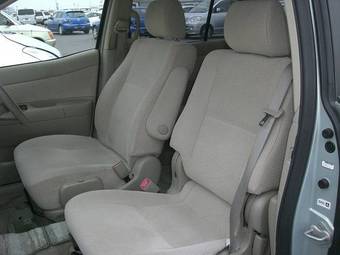 2004 Toyota Raum Pictures