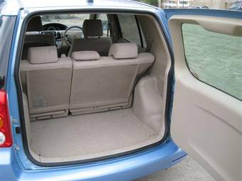 2004 Toyota Raum Photos