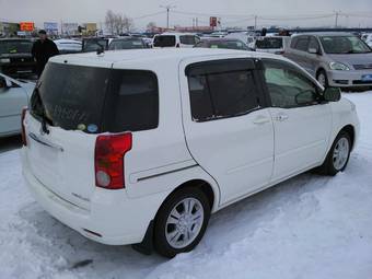 2004 Toyota Raum Photos