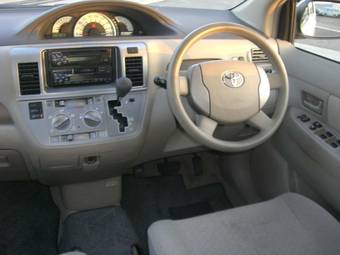 2004 Toyota Raum Photos