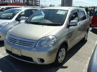 2004 Toyota Raum Photos