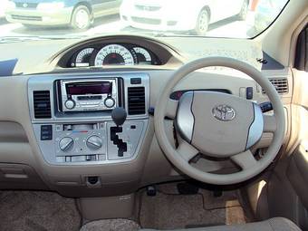 2004 Toyota Raum Images
