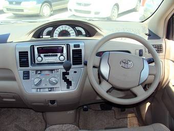 2004 Toyota Raum Images