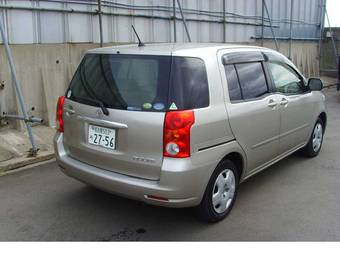 2004 Toyota Raum Pictures