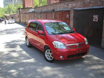 2004 Toyota Raum Photos