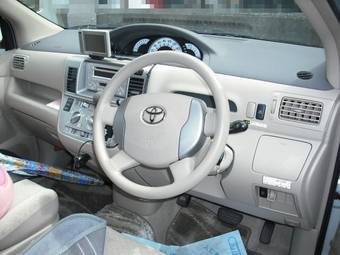 2004 Toyota Raum Pictures