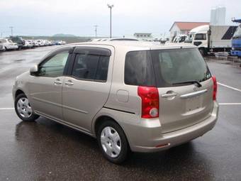 2004 Toyota Raum Pictures