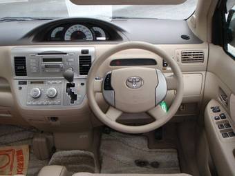 2004 Toyota Raum Images