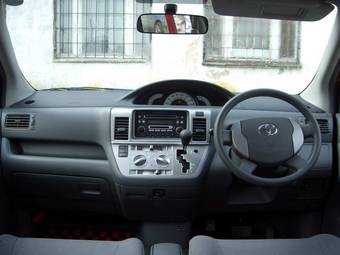 2004 Toyota Raum Pictures