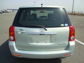 2004 Toyota Raum Photos