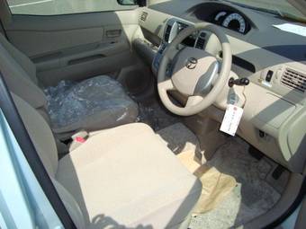 2004 Toyota Raum Images