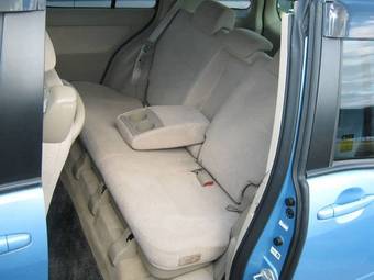 2004 Toyota Raum Images